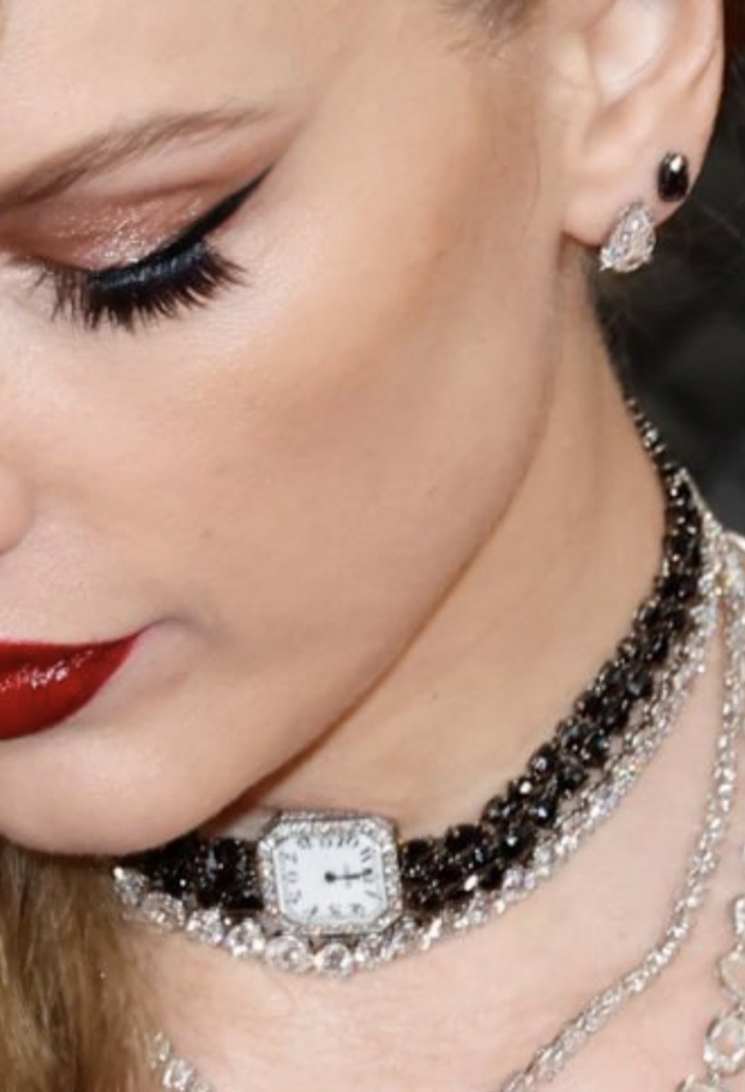 swifferupdates's tweet photo. 📸| Taylor's choker is a clock at midnight 👀🕰️ https://t.co/BaEs8DSnzt