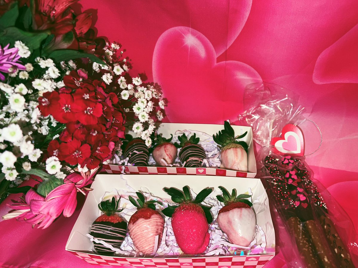 gabiantuna's tweet photo. we are doing a fundraiser &amp; selling chocolate covered strawberries &amp; pretzels for valentines!! we’ve decided to also sell strawberries w chamoy!! 

pickup &amp; delivery in the austin / san antonio area.

DM me for more info. :) https://t.co/txhcPegh4h