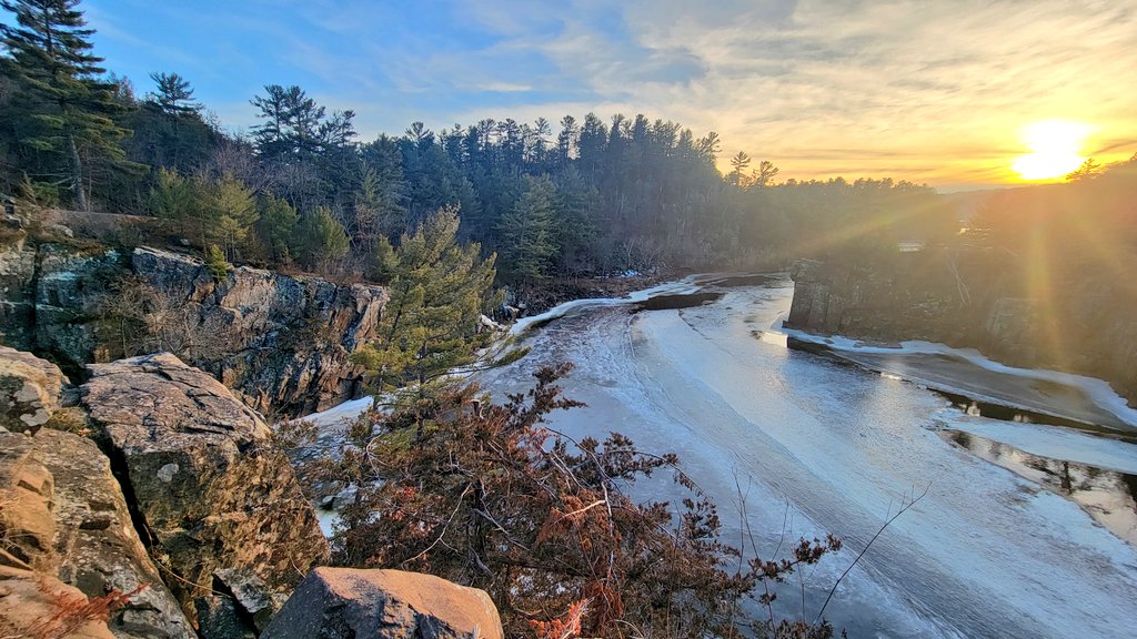 mvinge's tweet image. February 4th in Minnesota, and I'm sitting on the river bluffs above the St. Croix that are normally only accessible by snowshoe/skis. We acknowledge the alarming temps, but we also take advantage.
Playing Zeppelin's prettiest tune, Bron-Y-Aur, for prettiest day of '24 so far