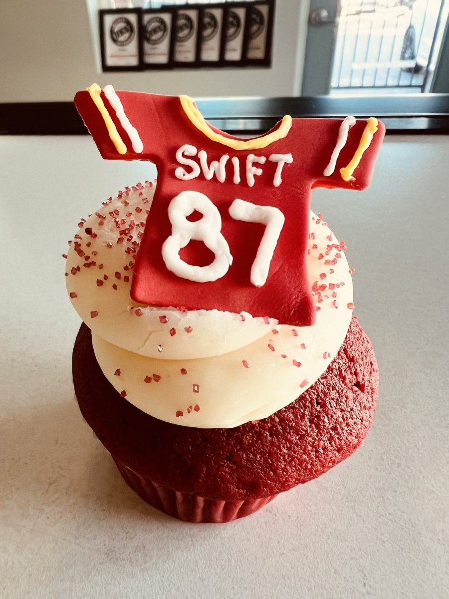 Are you ready for SuperBowl Swifty8! These cute little edible jerseys will be available in our case on Sunday! 🏈❤️