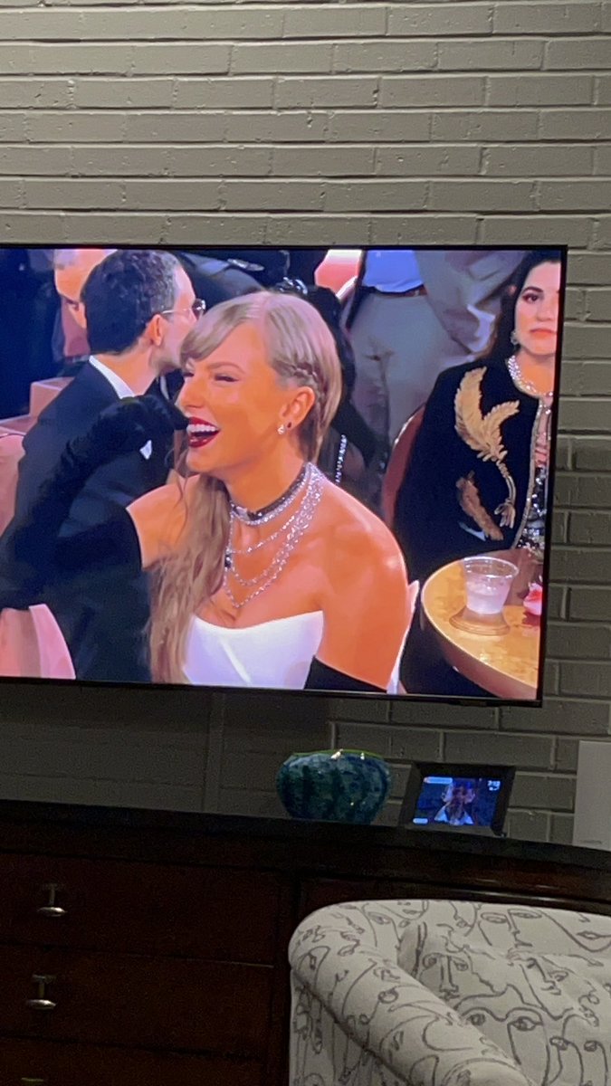 caitamirrorball's tweet image. this is how you make a joke about taylor swift