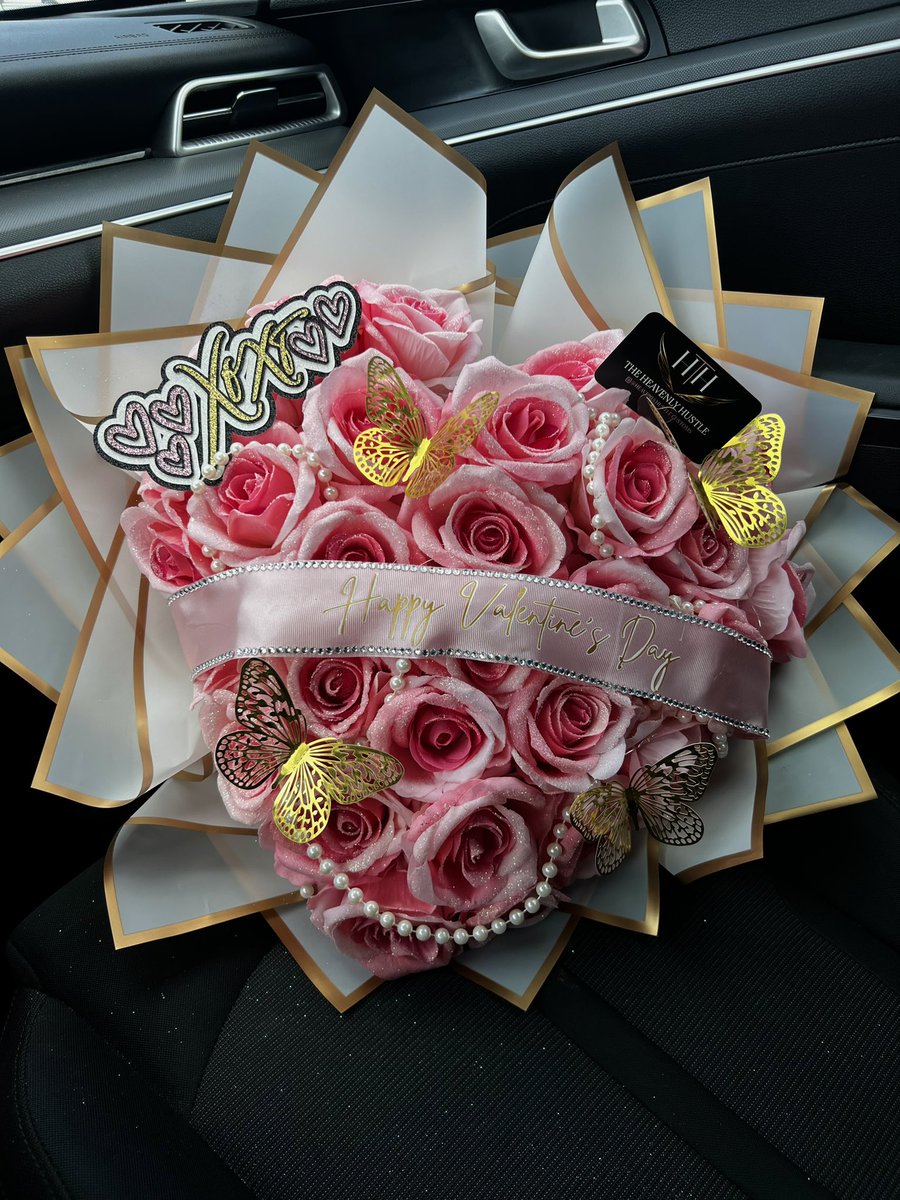 BIGMFDES's tweet photo. don’t play with my creation🩷 
buy your valentine an eternal bouquet from me✨
@ heavenlyhustle.customs on instagram https://t.co/hiKBodEq3l