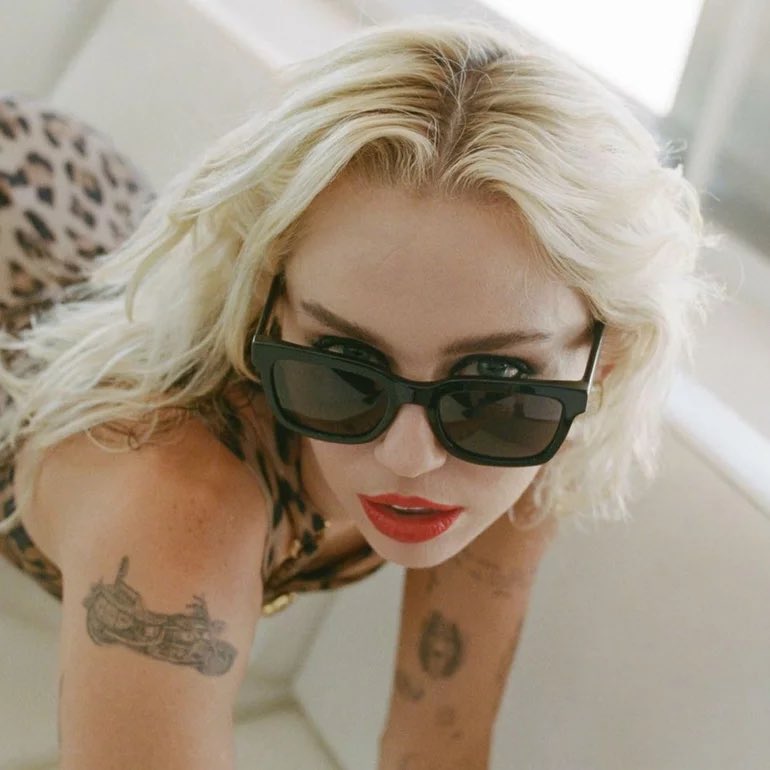 BuzzingPop's tweet photo. Miley Cyrus is officially a #GRAMMYs winner. https://t.co/peHARiFvoR