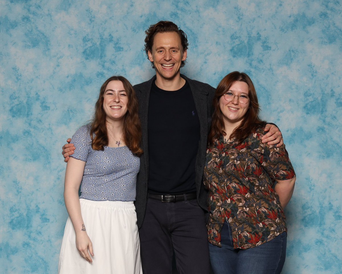 meeting tom! <3 we didn’t have much of a conversation but we did get to see him moonwalk and angrily change a song he didn’t like before the photo op 🤣

@twhiddleston #MEGACONOrlando2024 #TomHiddleston