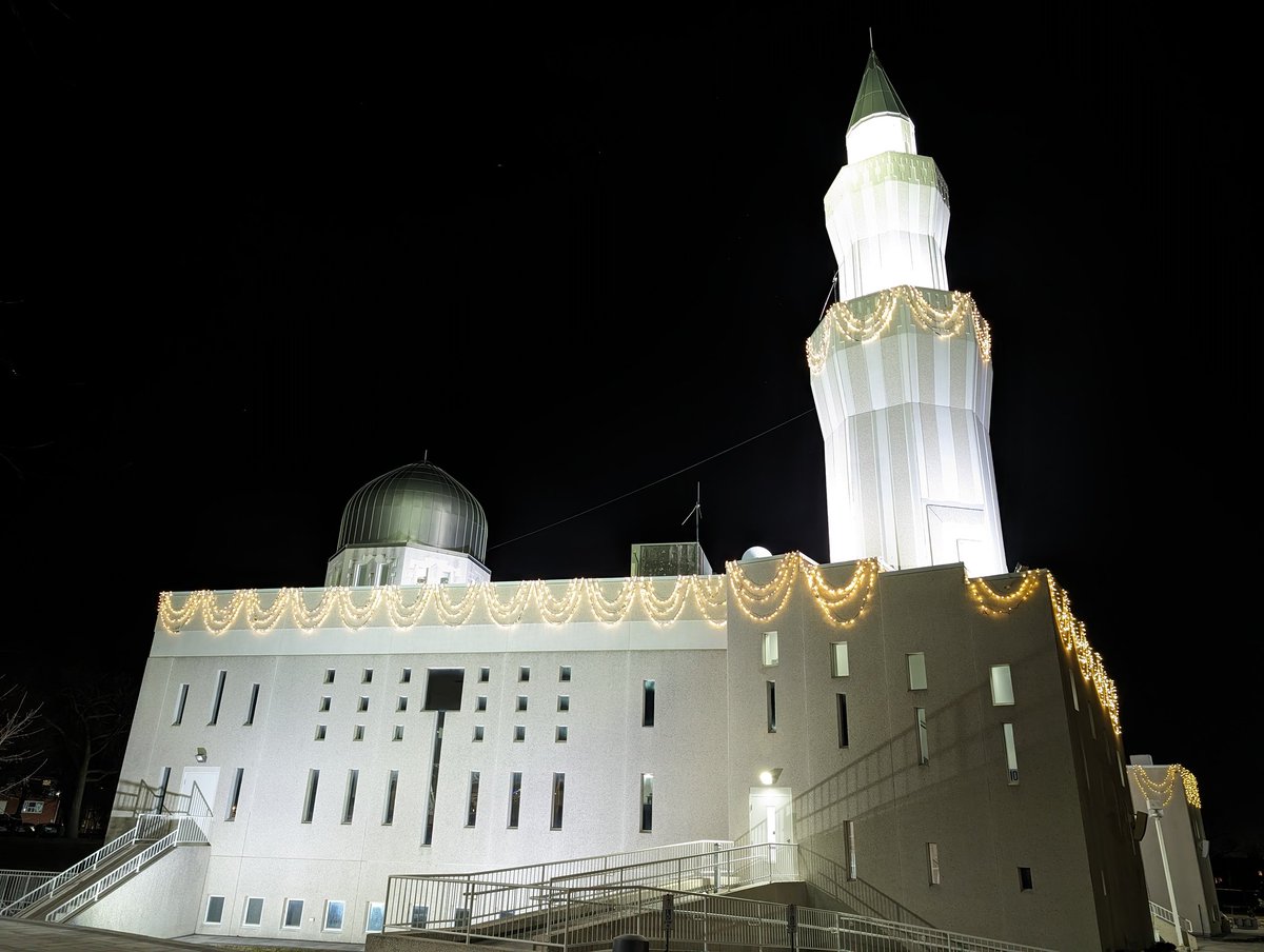 Baitul Islam Mosque in Vaughan, ON was illuminated on the occasion of 𝗝𝗔𝗟𝗦𝗔 𝗞𝗛𝗜𝗟𝗔𝗙𝗔𝗧 Ahmadiyya Muslim Youth Association hosted a convention '#JalsaKhilafat' on February 4, 2024 to honor the establishment of Khilafat (Caliphate) within the Ahmadiyya Muslim Community.