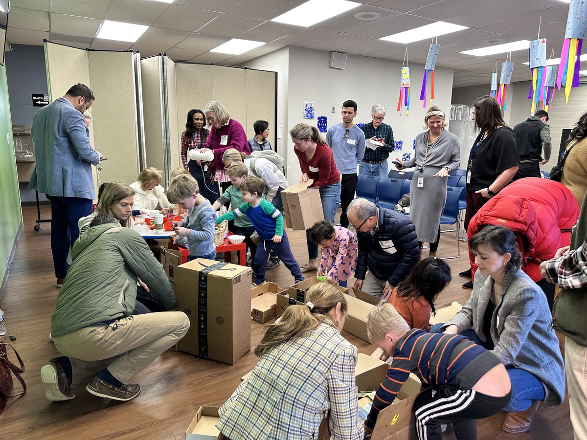 klundstromatmv's tweet photo. How do #MVLittles understand weather? By asking questions & investigating, by building & prototyping, by explaining their thinking to others #learningbydoing #realandrelevant #stationrotation #ageappropriate #actionoriented #authenticaudience @TheMVSchool #teachersarekey https://t.co/UyNzB80fNb