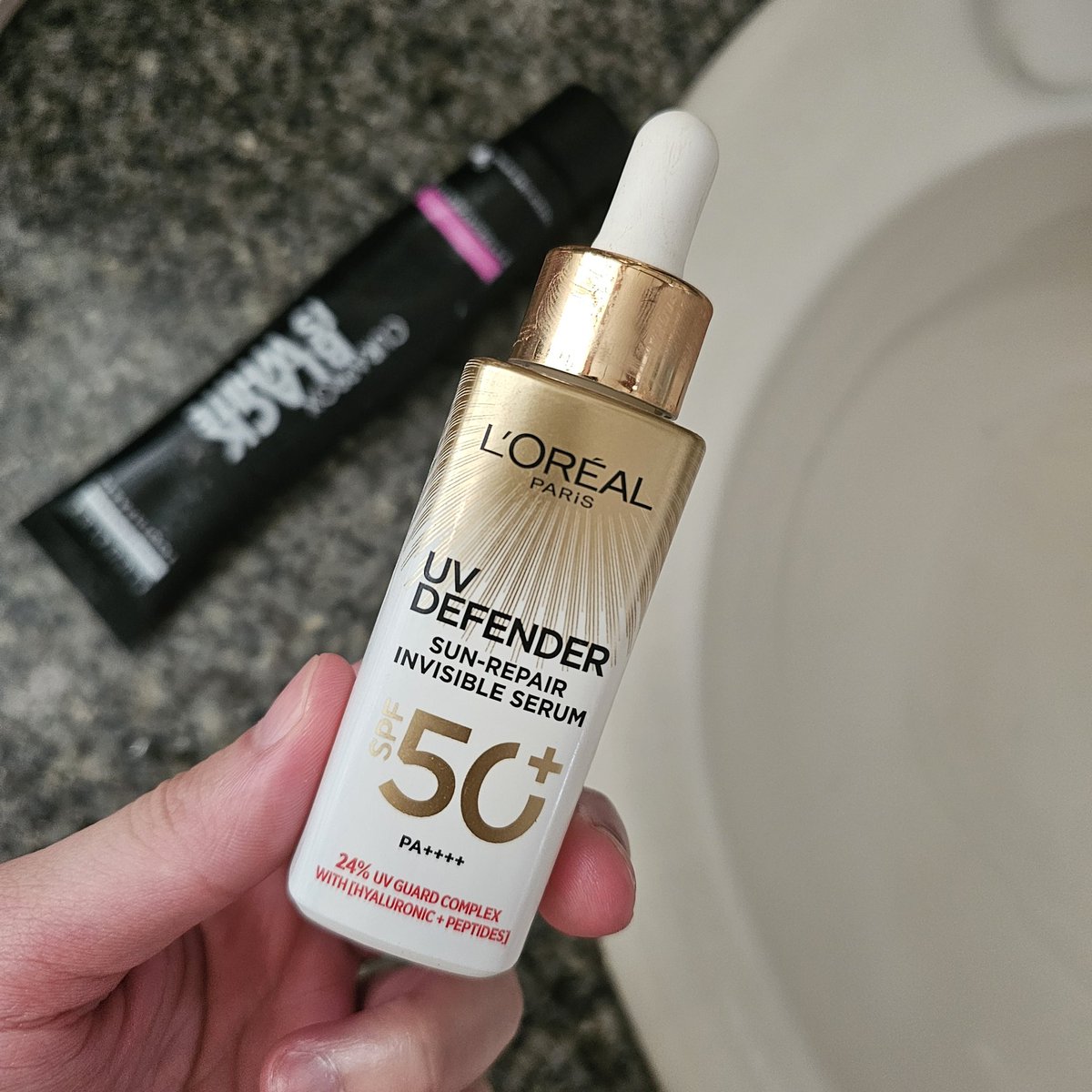 ขอยกให้กันแดด uv defender แบบเซรั่มเป็นกันแดดหน้าที่บาลานซ์ทุกอย่างมาได้แบบโคตรลงตัว ทั้งประสิทธิภาพการป้องกันและเนื้อ ทำได้ดีมากทั้งคู่

- สารกันแดดประสิทธิภาพสูง ใช้แล้วหน้าไม่หมอง
- เนื้อเบาฟีลเซรั่ม ทาง่าย 
- ฟินิชไม่เหนียว  ไม่วอกลอย
- ช่วยลดการเกาะของฝุ่น pm 2.5
-