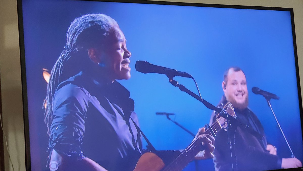 mmpadellan's tweet photo. Wow, I just turned on the Grammys and heard Luke Combs talk about being inspired by Tracy Chapman, and there she is!

What a cool moment. 
Goosebumps. https://t.co/H4t9bDIkDs