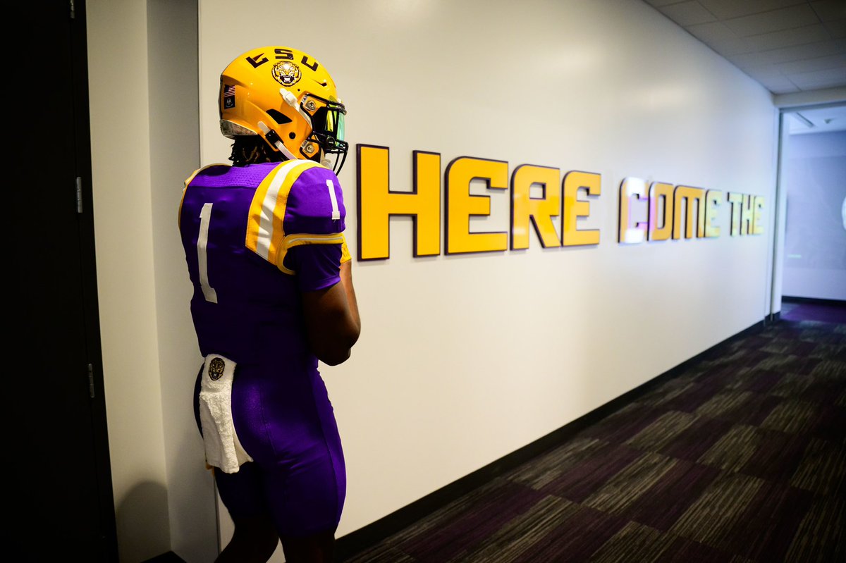 JujuanJohnson7's tweet photo. @Terrybussey12 Hit my line brudda, real talk imma tell you why you need to be here! #BusseyBus2BR #WeGoneWin #GeauxTigers https://t.co/5VzZhdAGgu