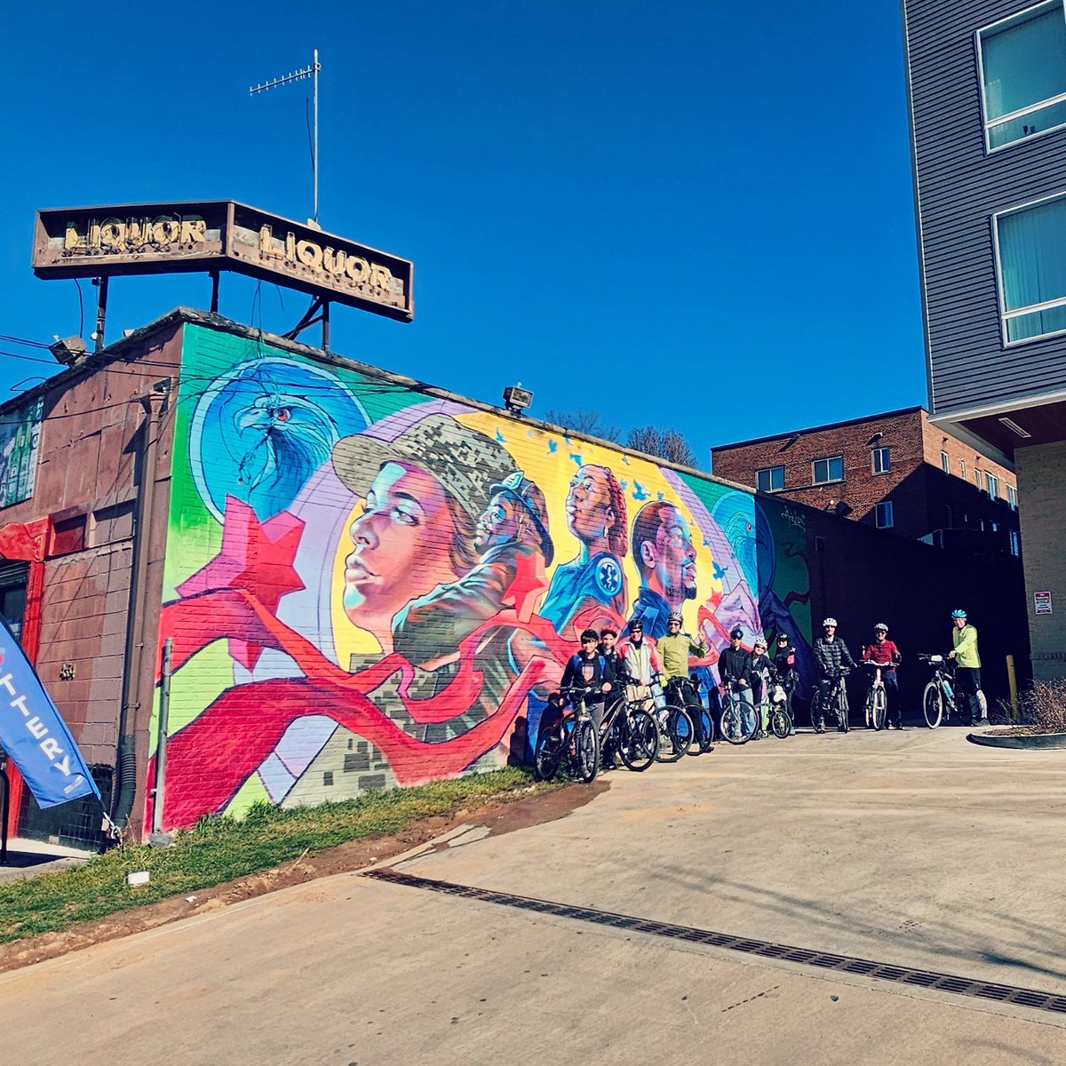Chris_Roell's tweet photo. Southside DC murals in the house! Today's Urban Adventure Bicycle Ride took us to some murals in Southeast &amp; Southwest DC. #bikedc #MuralsDC #sedc #swdc #washingtondc #uabicycleride #urbanadventureride https://t.co/eFvwRAjRW1