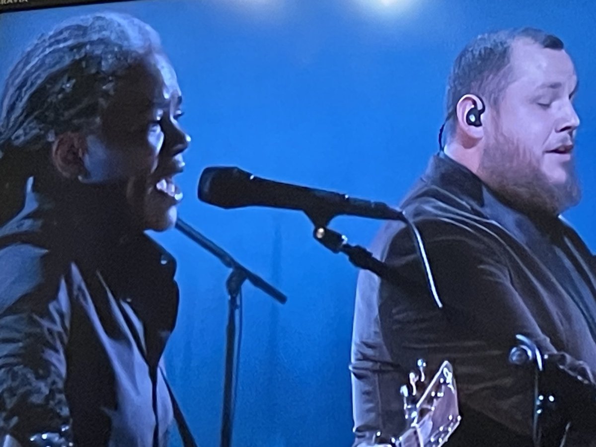 bob_oakes's tweet photo. Grammy wins me over early in the broadcast tonight as #tracychapman and #lukecombs perform’Fast Car’. Sensational duet! https://t.co/0kg7esmpB5
