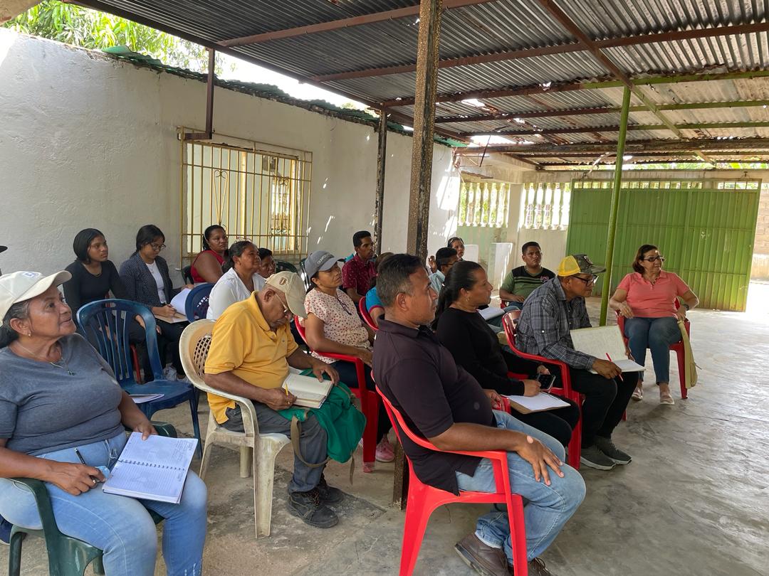 Ccciudadania's tweet photo. El día de ayer se llevó a cabo el taller "Aproximaciones Lingüísticas a la Pronunciación y Redacción del Castellano" en la comunidad de El Viñedo.

En el taller se destacó la importancia del lenguaje debido a que nos permite establecer y mantener relaciones sociales con los demás https://t.co/cmHmkx9Ivh