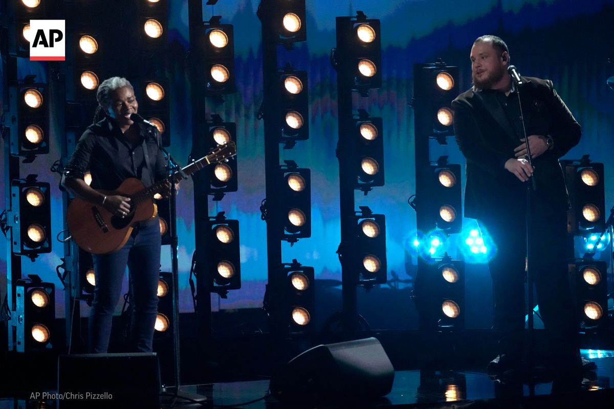 Tracy Chapman electrified and surprised the Grammy audience by teaming up with Luke Combs for a twangy, soulful duet of “Fast Car.” bit.ly/3UsLVxP