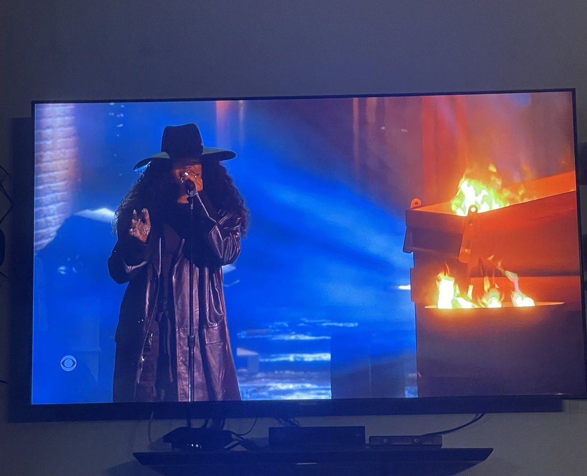 Nice of SZA to perform right next to Noll tonight. #Grammys #dumpsterfire