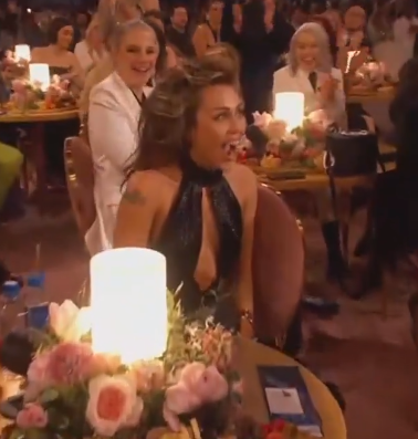 milesangels's tweet image. LA ILUSIÓN EN SU MIRADA AL GANAR MILEY CYRUS TE AMO #GRAMMYS