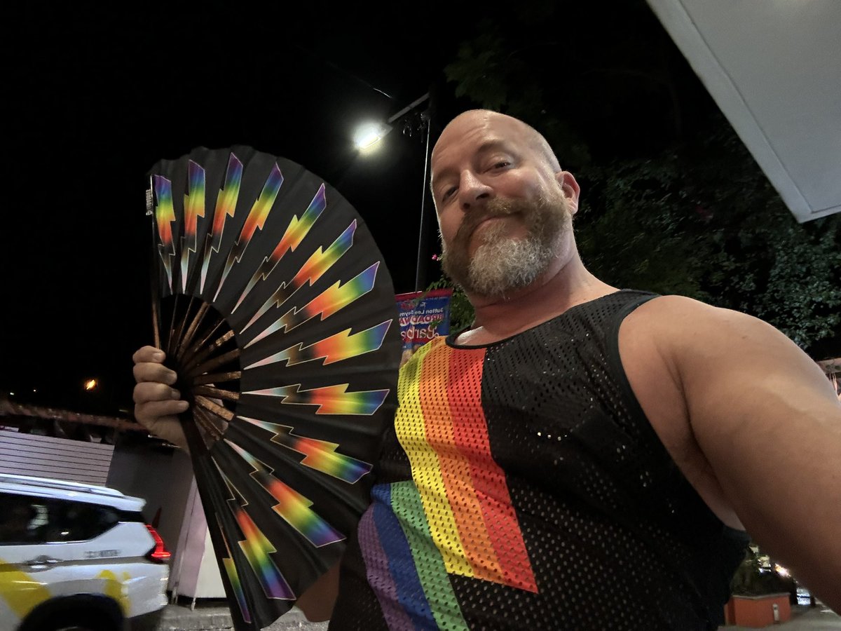 File under “Photos taken moments before disaster” Went out last night feeling cute with a fan that was a gift. I sat it down with friends for a minute and it was gone when I came back.   I just hope someone enjoys their souvenir (and chokes on it) #partyfoul #beefdip <a href="/FanDaddies/">Fan Daddies</a>