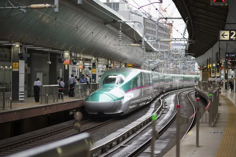 🚅 🇯🇵 Have you ever felt the powerful WHOOSH of air as a Shinkansen speeds through a railway platform? Amazing, isn't it? 

#Shinkansen #BulletTrain #JapanRailways #Japan #HighSpeedRail #RailwayTravel #TravelJapan