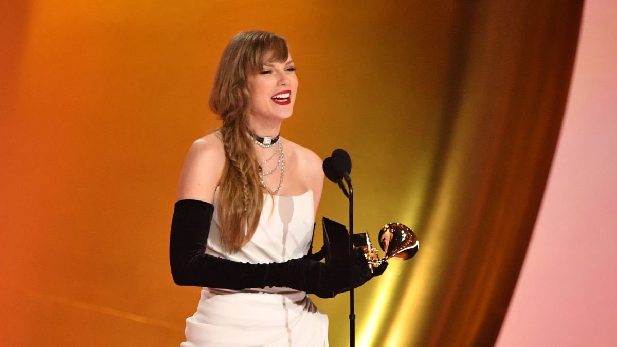 musictrendscol's tweet photo. Taylor Swift rompe un nuevo récord y se convierte en la única artista en la historia en ganar Mejor Álbum del Año en cuatro ocasiones en los #GRAMMYs https://t.co/NgNb9K9c8M