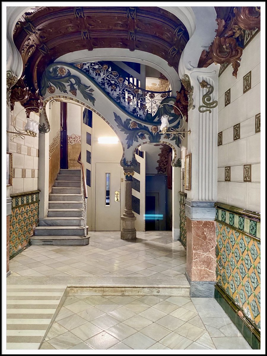 Sempre que ensenyis, ensenya també a dubtar d’allò que ensenyes.. (Ortega i Gasset) Vestíbul de la Casa Batlles o Casa Joan Batlles, 1903/09, Arquitecte Francesc Farriol i remodelat per Eduard Mercader,Estil Modernista, carrer París 202 Barcelona, bon dia i feliç setmana a t@ts