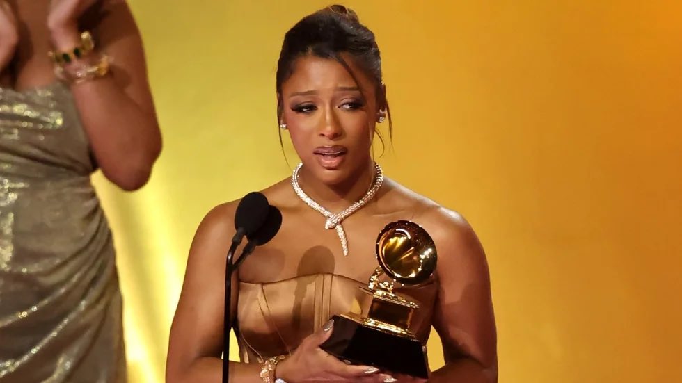EXECUTIVEXMEDIA's tweet photo. Congratulations Victoria Monet! Good sport, Ice

Male #AmnesiaFans drag Victoria and attempt to make her fight with sister Ice Spice claiming that Monet debuted 8-10  years ago.

— Fans forgot that Nicki Minaj started making music early 2005 and released debut Mixtape “Playtime Is Over” in 2007 and lost Best New Artist in 2012, 9 years later. Similar to Victoria

#StopMisogyny Congrats all queens 

According to .@RecordingAcad, Best New Artist “recognizes an artist whose eligibility-year release(s) achieved a breakthrough into the public consciousness and notably impacted the musical landscape.”