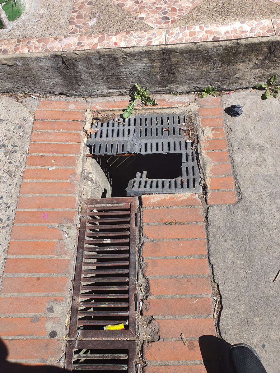 dianapgq's tweet photo. @AcueductoBogota Seguimos a la espera de la instalación de la tapa, segun informacion del acueducto ya tomaron las medidas para la instalacion pero han pasado varios dias y el tema sigue exactamente igual, esta lleno de basura, un hueco profundo que puede generar un accidente Calle 151b-103f Suba https://t.co/JjUT12oE35