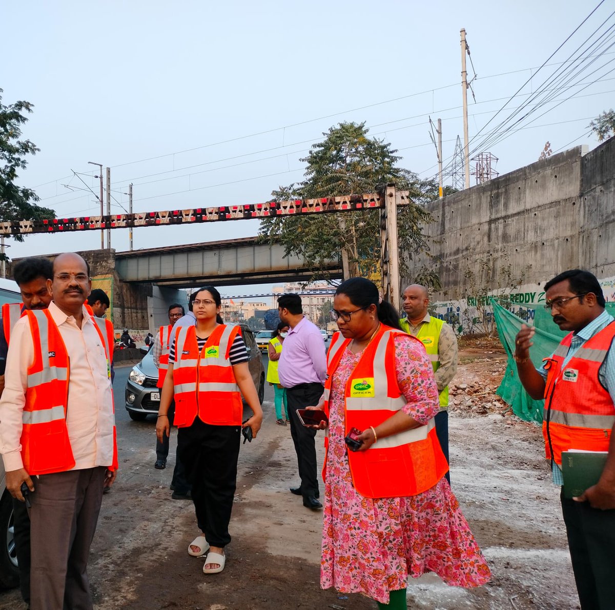 ZC_Kukatpally1's tweet photo. Morning inspections on Sanitation.Visited Balangar area &amp; instructed to eliminate GVPs.RPs r doing awareness drive &amp; sensitising Habitual Garbage dumpers .
Let's join hands to make our Zone clean.
#swachkukatpally
@CommissionrGHMC 
@PonnamLoksabha
@TelanganaCMO https://t.co/TOAwbpybCk