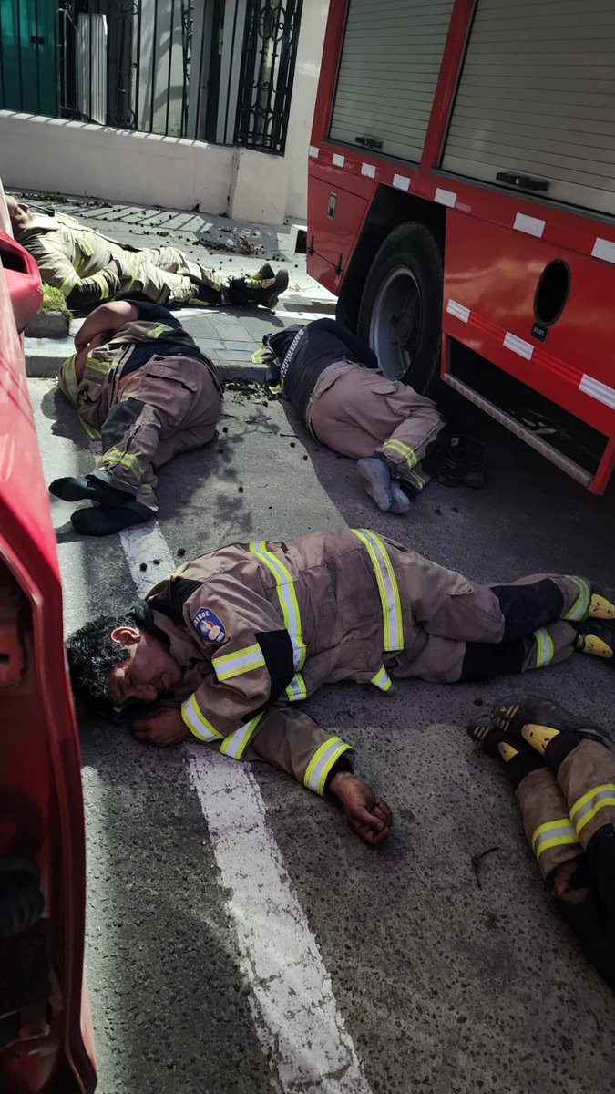 Mi papá me envía una foto de cómo han descansado los bomberos estos días. Sólo decirles: Gracias 🙏