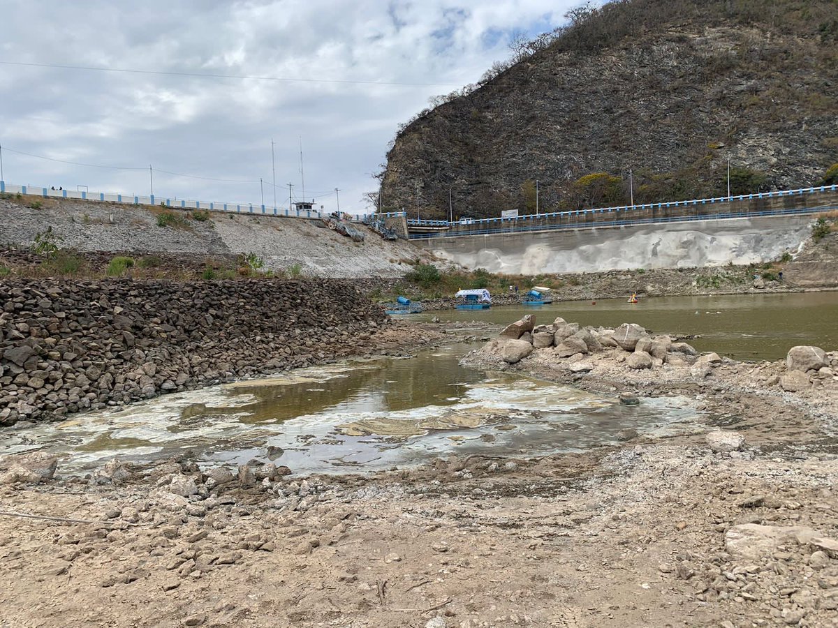 CDMX le quedan 5 meses para día CERO Las 3 presas del Cutzamala están agotadas, los pozos igual.  La placa de asfalto que se ha convertido la ciudad hace imposible la infiltración, no hay tratamiento, hay fugas. pocas lluvias y mala gestión del agua. Será un verano muy complicado