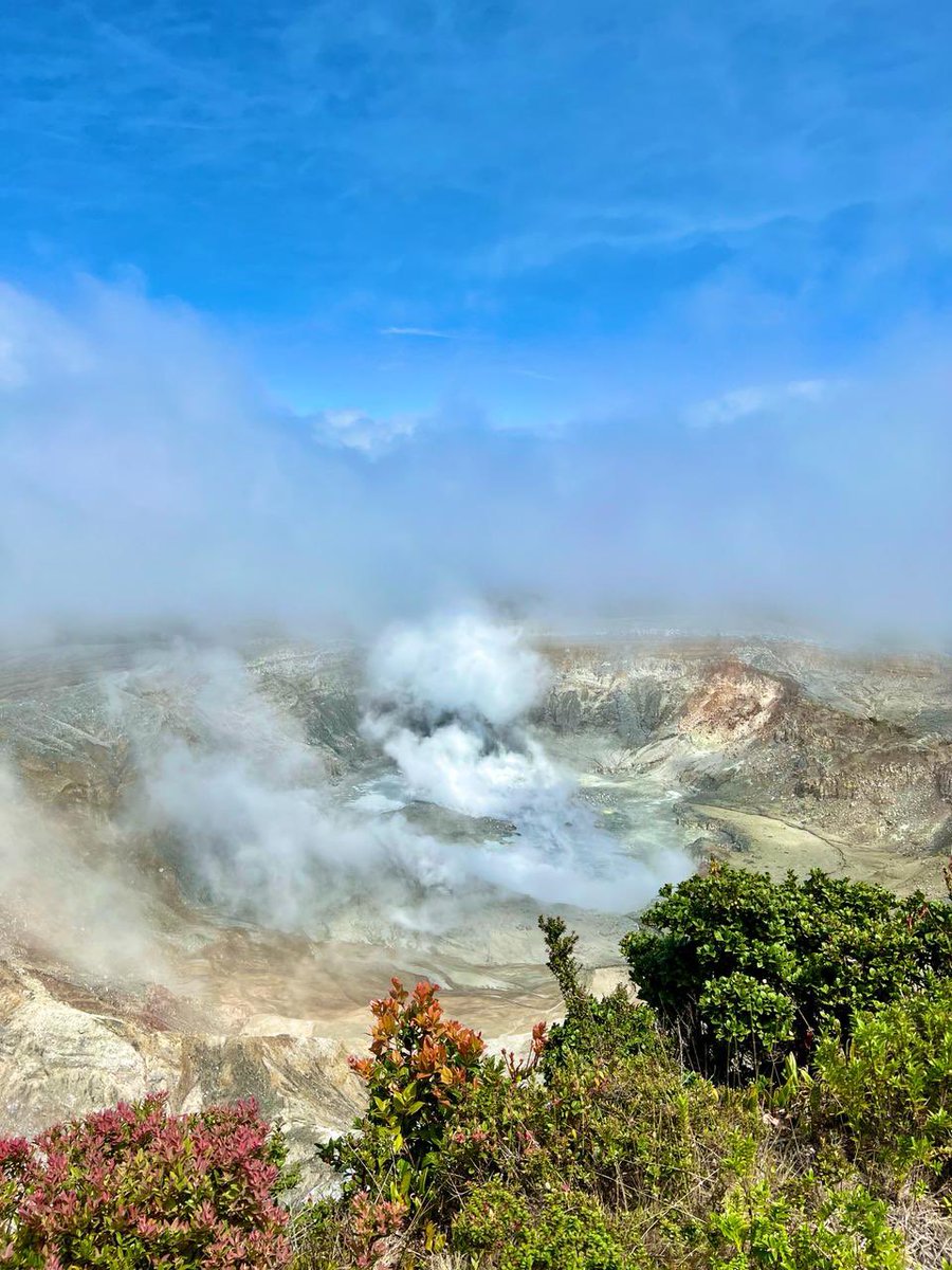 Claudiamucha's tweet photo. A natureza é impressionante e poderosa! 

O  Poás é um vulcão de 600.000 anos e 2.700 m de altitude e é um dos vulcões mais ativos da Costa Rica . Sua cratera é a 2a maior do mundo com mais de 1km de largura e mais de 300m de profundidade.

#Vulcao #Poas #PURAVIDA #CostaRica https://t.co/6YHW1CbYCh