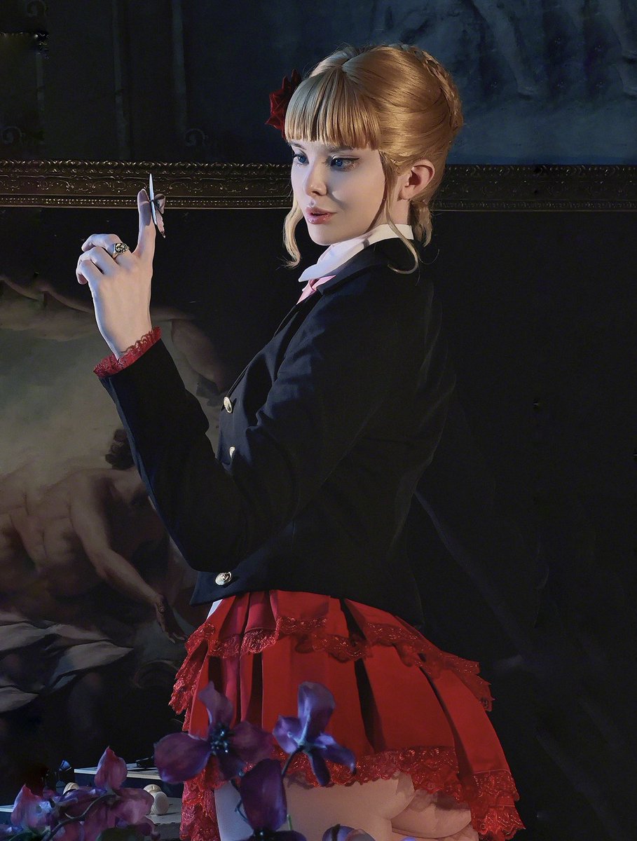 OR? couldn’t choose lol 

HONESTLY?? I still love this old pic of my shitty cosplay and kept looking at it like the wolverine meme for years like 'Oh... That's me in Beato cosplay... much happy...' 

But now I finally have more pics to look at 😌❤️ https://t.co/Ci8FGnwNWt