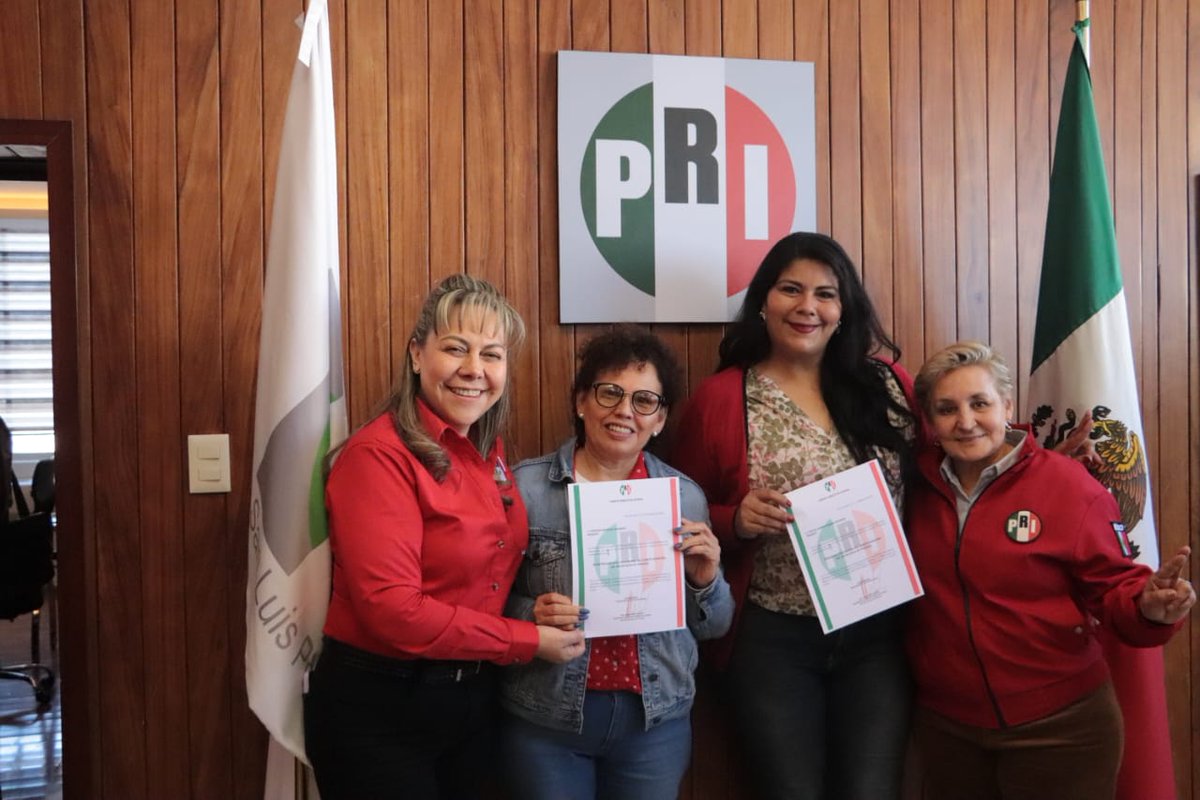 sara_rochaslp's tweet photo. Nombramos a Cinthya Sarabia y Carolina Mendoza como presidenta y secretaria de nuestro partido en el comité municipal de #Axtla
Tiempo de las mujeres para abonar a la victoria con fuerza y unidad.
@frinne_azuara https://t.co/CiuirPZpbs
