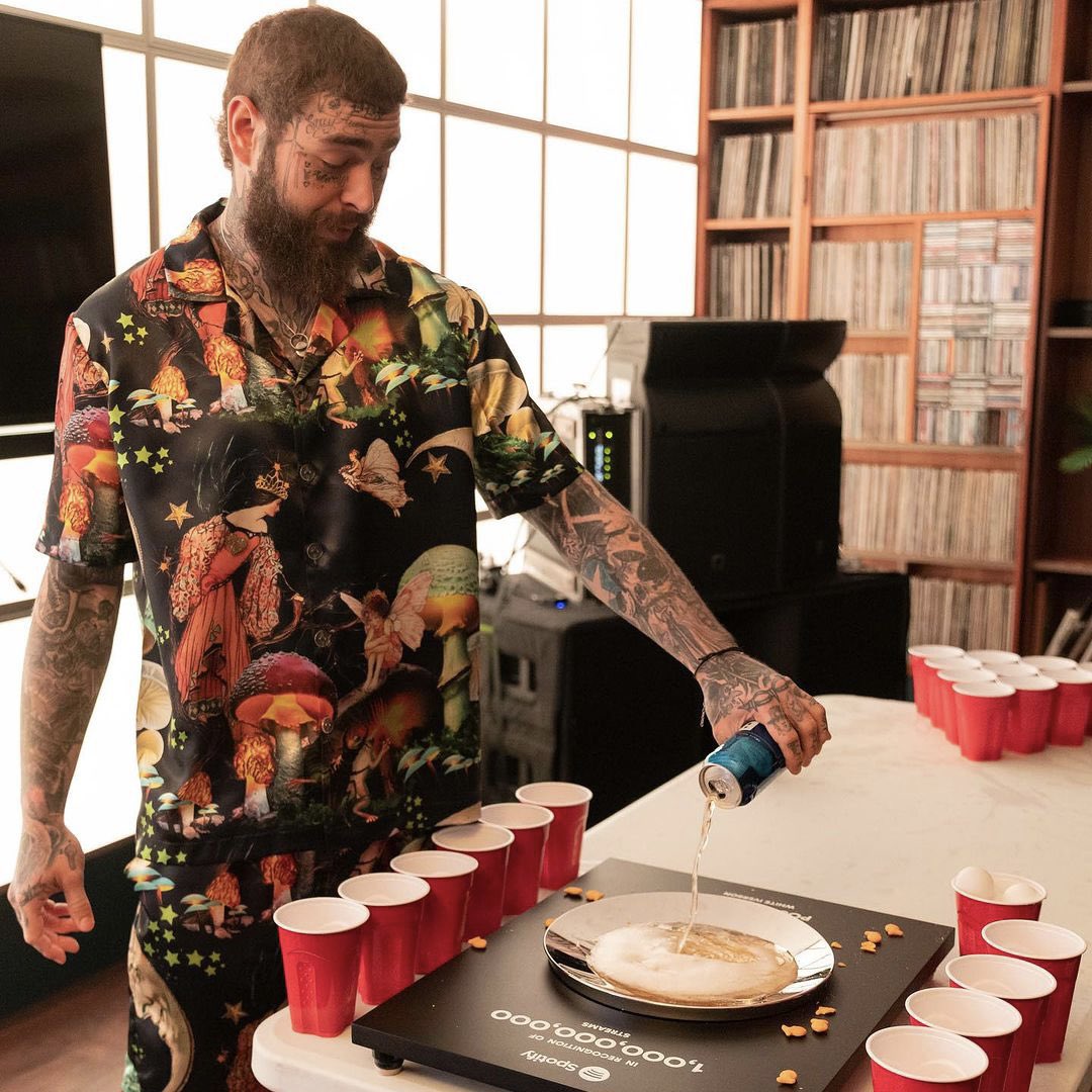 ExtraPosty's tweet photo. 9 years ago today @PostMalone uploaded White Iverson to @SoundCloud. The next day he was famous.

Certified 💎 by @RIAA, the track has surpassed 1 billion steams on @Spotify, and 1 billion views on @YouTube.

Comment 3️⃣ if you’re still listening to the song that started it all 🏀 https://t.co/fgBKKmfEfg