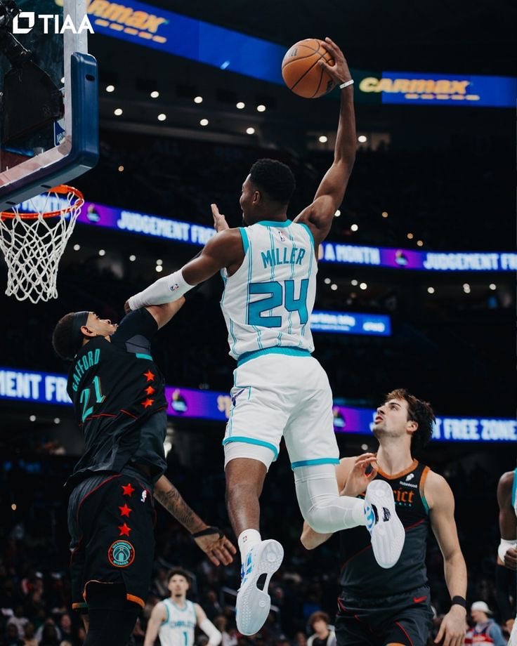 Brandon Miller tonight:

35 Points
6 Rebounds
1 Assist
3 Stocks
10/25 FG

Fighting for second in ROTY 🔥🔥