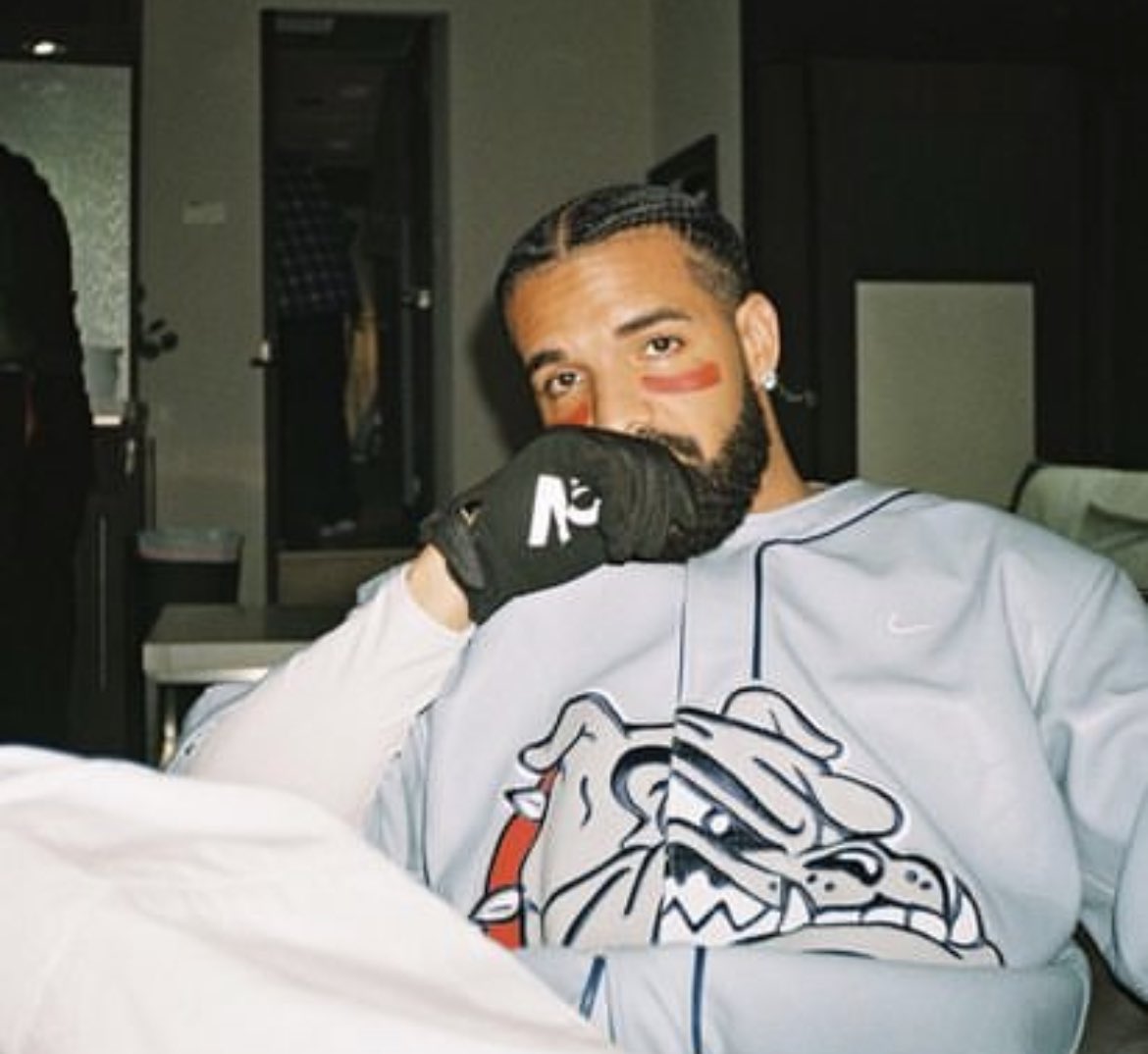 Drake speaks on the Grammys 🗣 

“All you incredible artists remember this show isn't the facts it's just the opinion of a group of people who's name are kept a secret 🤫😂 (literally you can google in) congrats to anybody winning anything for hip hop but this show doesn't