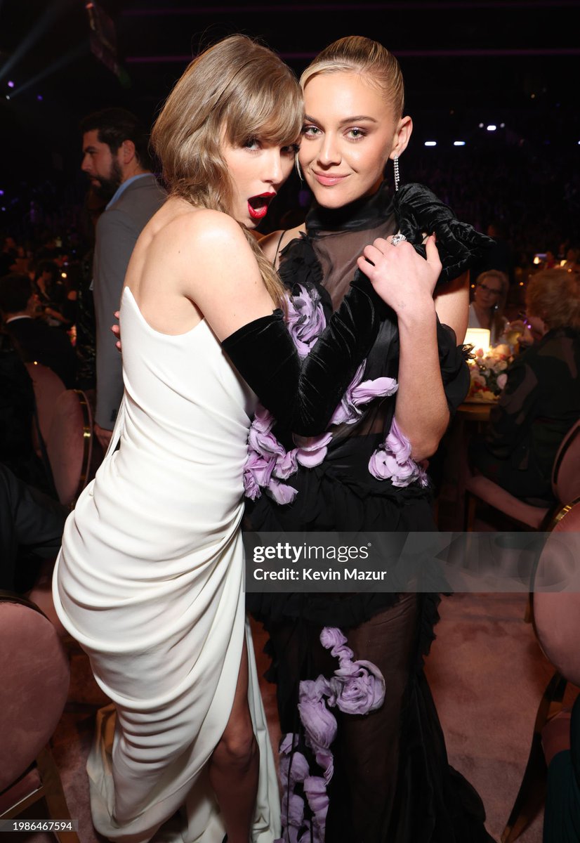 katie is on cloud 9☁️🩷 tweet media