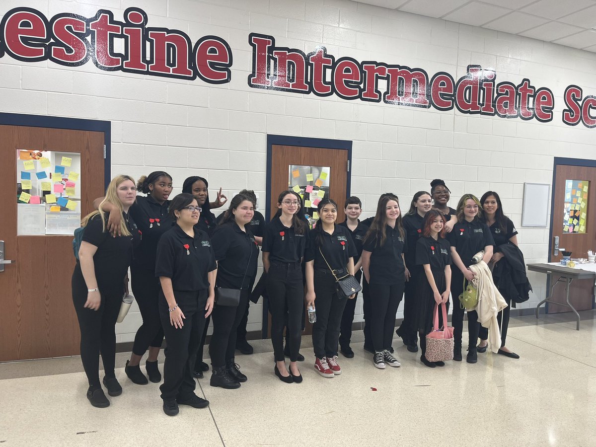 amandaberkey's tweet image. Very proud of Ava. She got a Silver for her @FCVWildcats choir large ensemble and Gold for a solo performance of Love is Kind. She will be going to State for her solo!  #ISSMA #ltpride ⭐️🎼