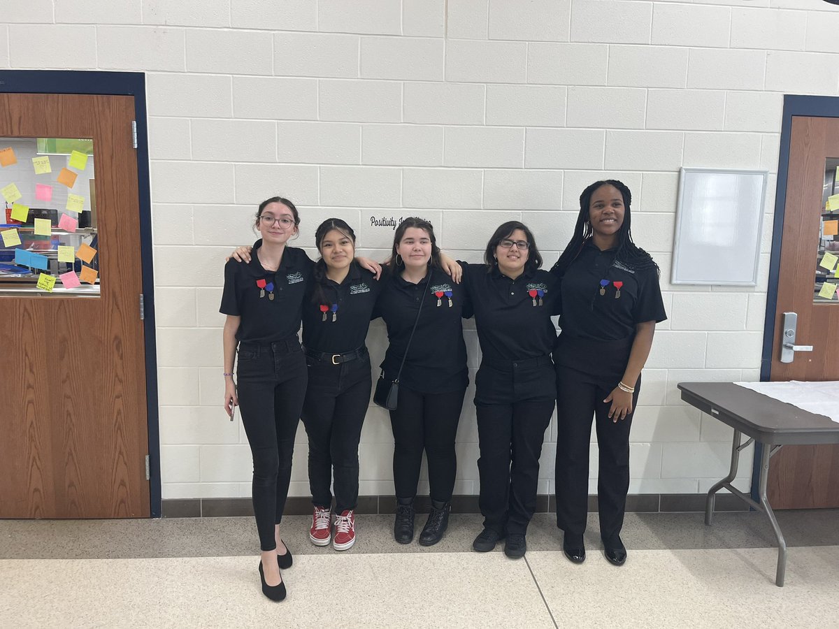 amandaberkey's tweet image. Very proud of Ava. She got a Silver for her @FCVWildcats choir large ensemble and Gold for a solo performance of Love is Kind. She will be going to State for her solo!  #ISSMA #ltpride ⭐️🎼