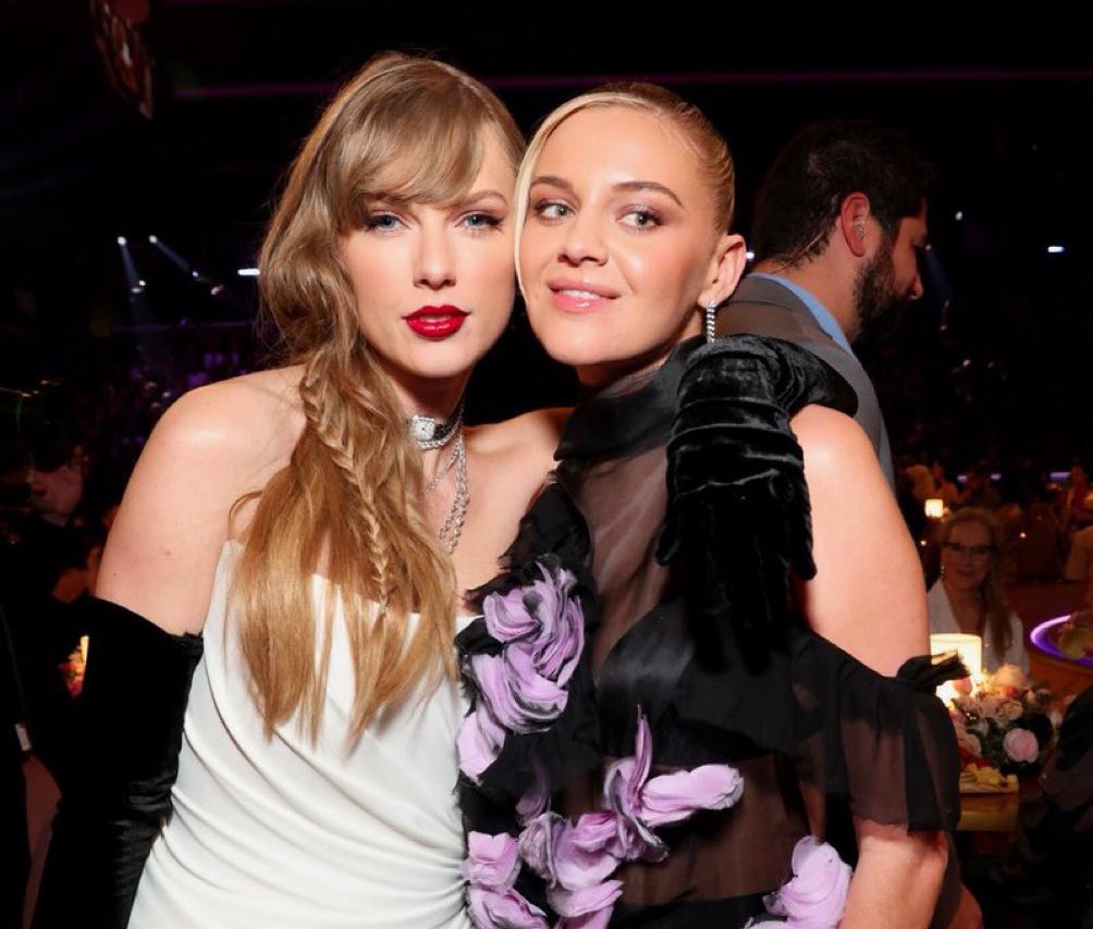 TSwiftLA's tweet photo. 📸 | Taylor Swift and Kelsea Ballerini #GRAMMYs https://t.co/WTOEC8iGWE