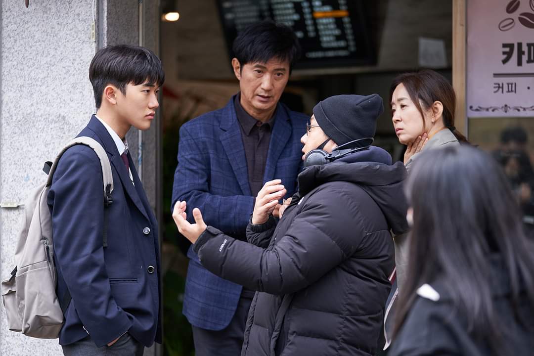 캐릭터에 완벽히 빠져들다!가도... 다시 화기애애해지는 OFF모드까지😚 어둠 속을 홀로 걷는 <검은 소년> 개봉까지 D-2! 메이킹 스틸 공개📸 #방황...