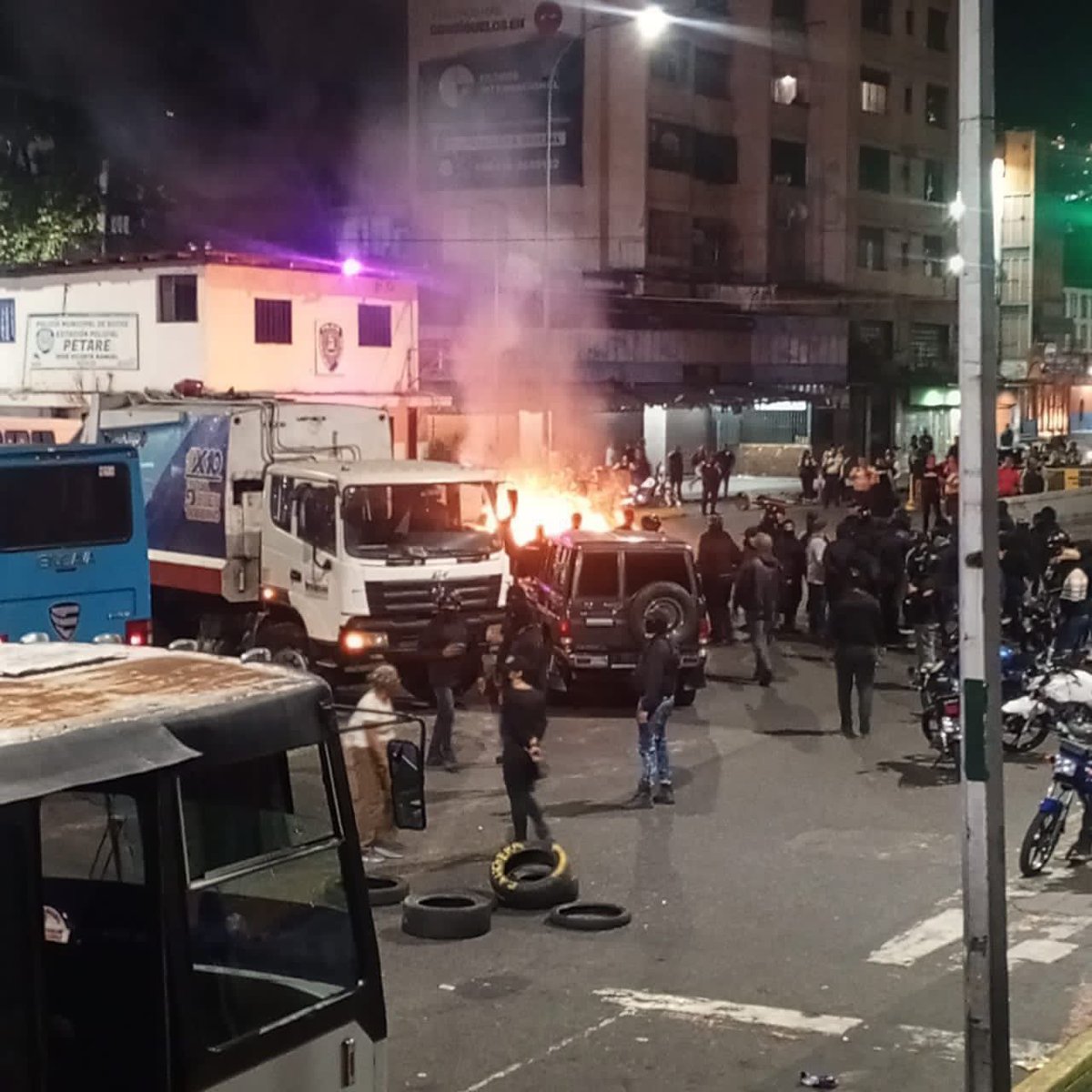 cntnoticia's tweet photo. #4Febrero SITUACIÓN IRREGULAR - Momentos de #tensión se viven en #Petare por parte de un #colectivo llamado "Corredor de seguridad de cara al río", que protestan y denuncian que funcionarios de #PoliSucre detuvieron a 14 de sus integrantes en #Mariche. #GRAMMYs #Venezuela https://t.co/V1vyTUUYaM