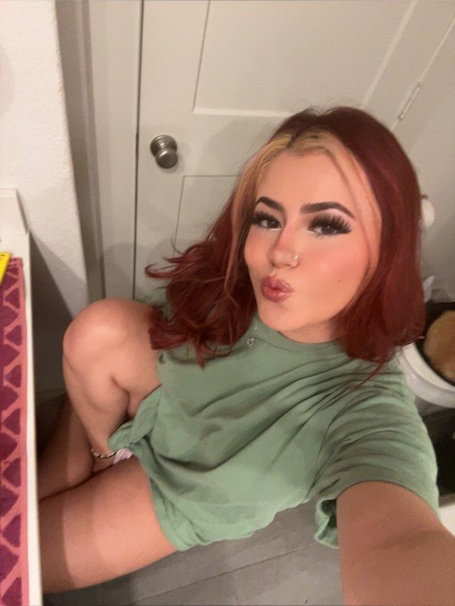 big shirt and thick thighs >> https://t.co/a81ETEuFrh