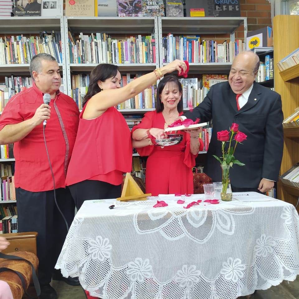 arclave's tweet image. Maravilloso bautizo del libro Cuando vivir comienza a los sesenta, de la colega periodista Magaly Romberg en la librería Kalathos en la galería los Galpones en los chorros.