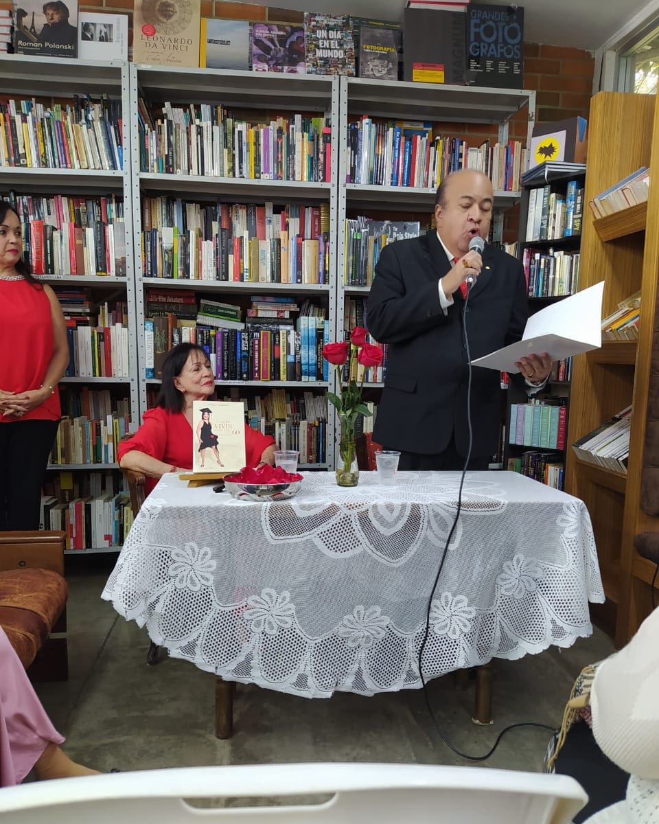 arclave's tweet image. Orador de orden y presentador del libro Cuando vivir comienza a los sesenta de mi querida colega periodista Magaly Romberg en la librería Kalathos en la galería los Galpones en los chorros.Un Gran honor y placer.