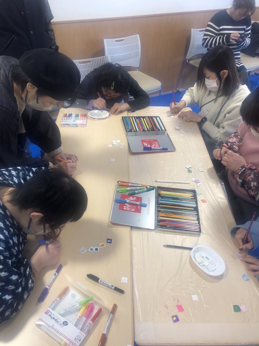 soudanhirama's tweet image. 先日2/3に、studioFlat大平先生をお招きして、絵画教室を行いました😊
ひらまの看板や、川崎市制100周年の“100“に
模様をつけていきました🌱

次回は4/13(土)を予定しています。
３月中旬ごろ、お知らせをSNSで配信します☑️

#相談交流ひらま
#studioFlat
#絵画教室