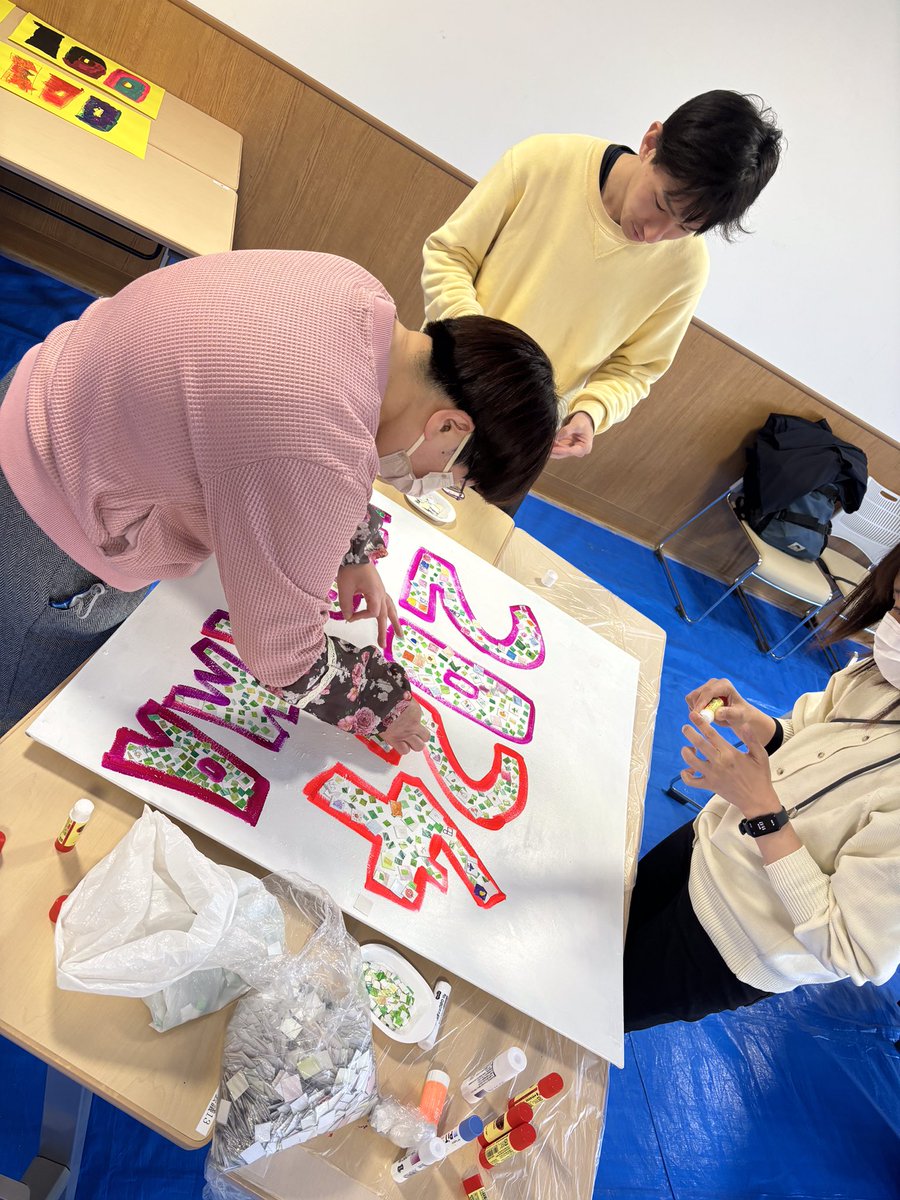 soudanhirama's tweet image. 先日2/3に、studioFlat大平先生をお招きして、絵画教室を行いました😊
ひらまの看板や、川崎市制100周年の“100“に
模様をつけていきました🌱

次回は4/13(土)を予定しています。
３月中旬ごろ、お知らせをSNSで配信します☑️

#相談交流ひらま
#studioFlat
#絵画教室