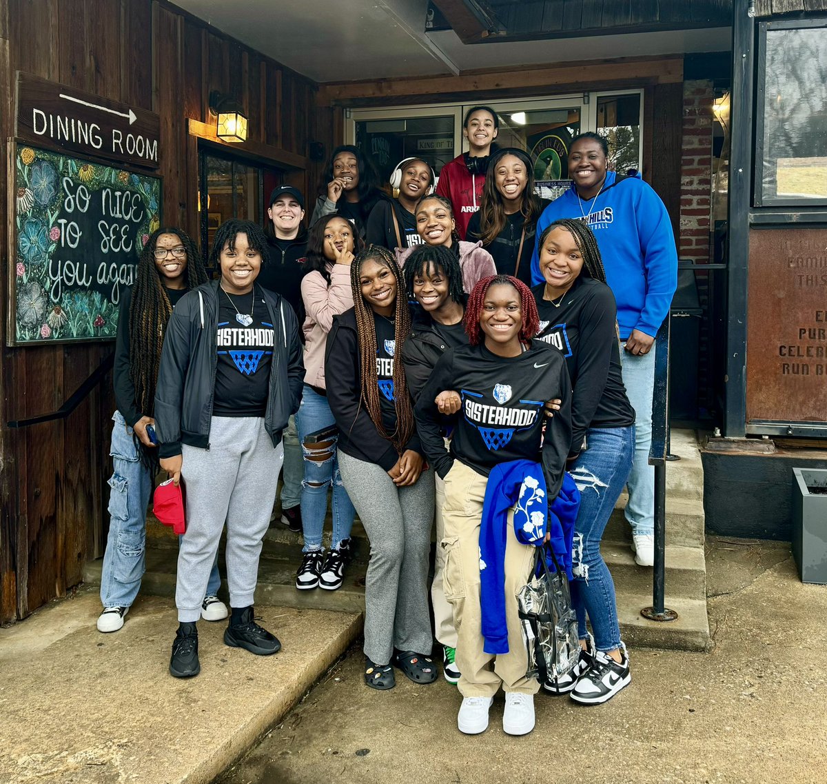 SHBearsGBKB's tweet image. Thank you @RazorbackWBB and @penguineds for having us today!!