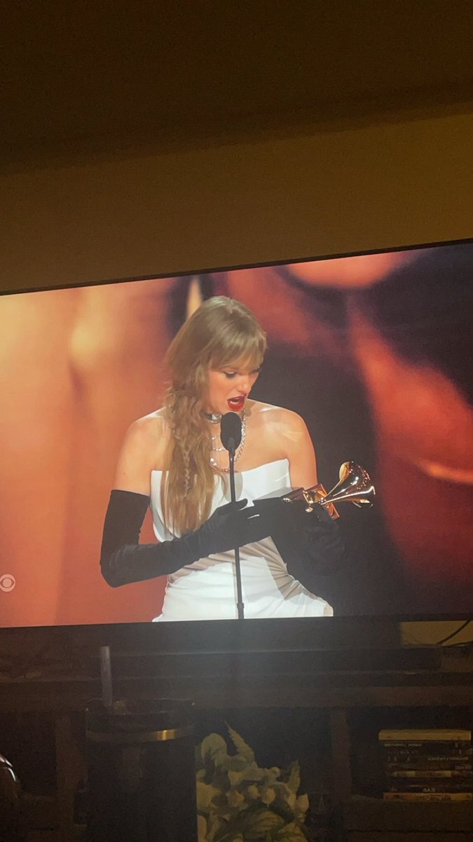denisab31's tweet photo. NEW ALBUM APRIL 19th!!!!!!!!!!!!!!!!!!!!! #GRAMMYs #taylorswift https://t.co/gU9fHDCdLM