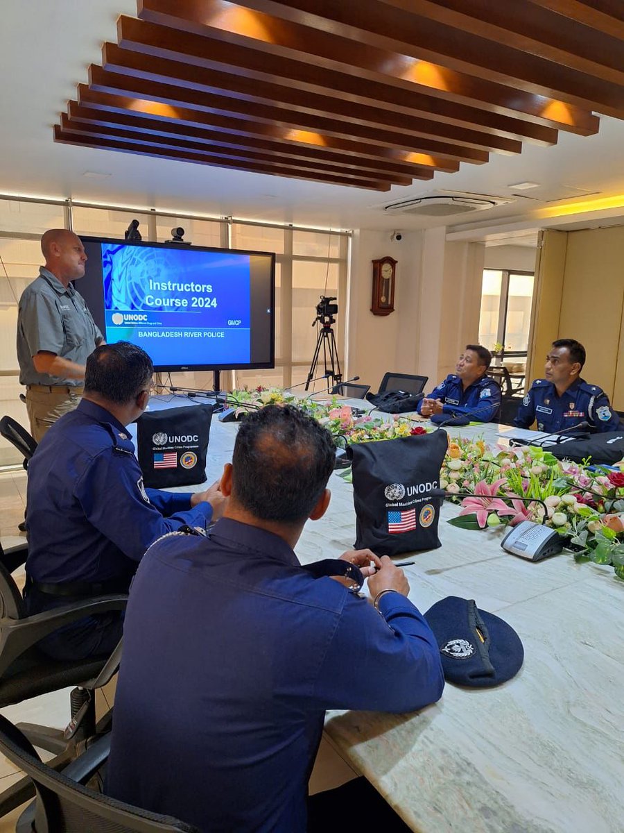 UNODC_BMB's tweet photo. #KeepingOceansSafe 🌊🇺🇳 @UNODC_MCP in #Bangladesh🇧🇩 initiated a Pierside #VesselSearch Techniques (#PVST) Instructors course for 4 #BangladeshRiverPolice officers, incl. theo. sessions on:
📃Lesson plan structures
📢Team building exercises
Funded by @StateINL🇺🇸
#BorderManagement https://t.co/TM4It2CW0s