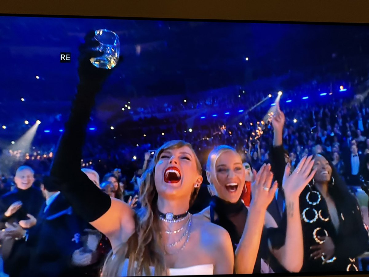 shaynarobz's tweet photo. @taylorswift13 Taylor!!!!! What!!!!!!!!!!!!!!!!!! I love you!!!!!!!!!!!!!!!!!!! Congratulations on your 13th album, poet!!!!!!!!! https://t.co/LHp1FbgnhV