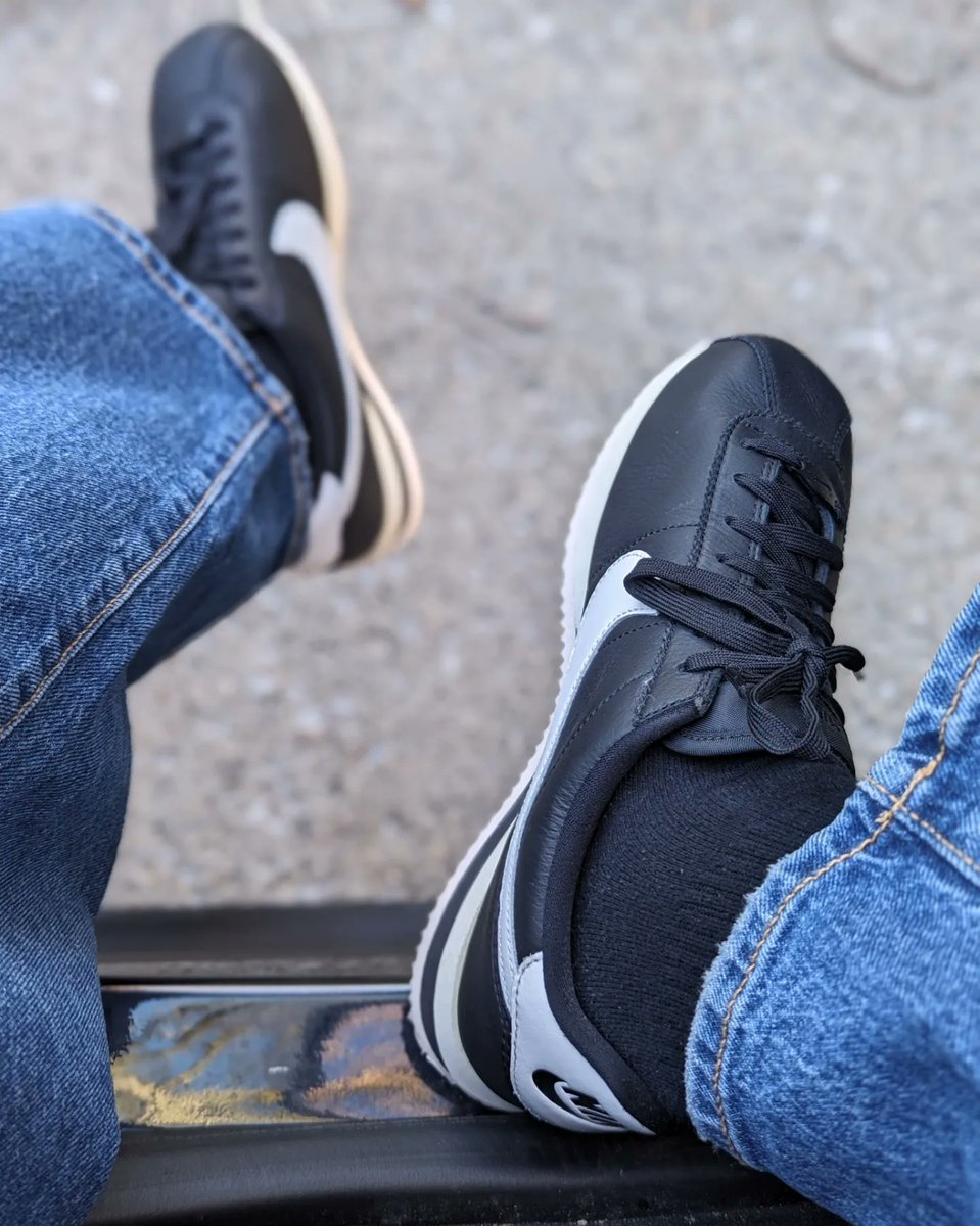 amcmath04's tweet photo. Classic but sophisticated! 
#sophisticatedtomboy #oversizesweather #goshopnow #KOTD #Nike #Cortez #BlackSail #ashwithkicks #undssunday #wearyourkicks #yoursneakersaredope 

Sweater @sophisticatedtomboy  (Use Code AMCMATH when shopping)
Pants @target 
Shoes @nike 
📷 @coachcmcmath https://t.co/gywzEblALD